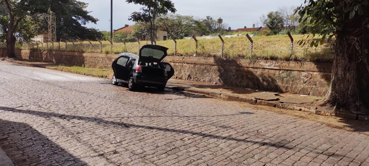 Foto 6 de 15 — Carro pega fogo perto da Via Expressa em Araraquara